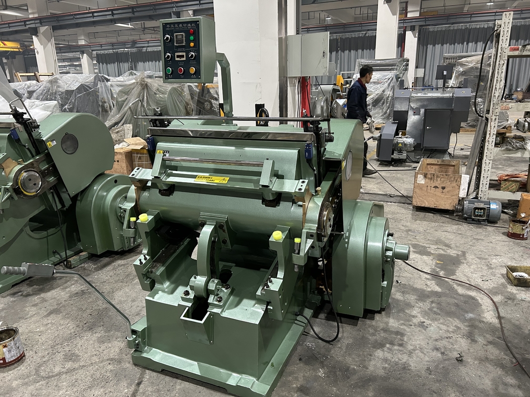 750 mm Max. Machine voor het snijden van papierproducten met werkbare breedte