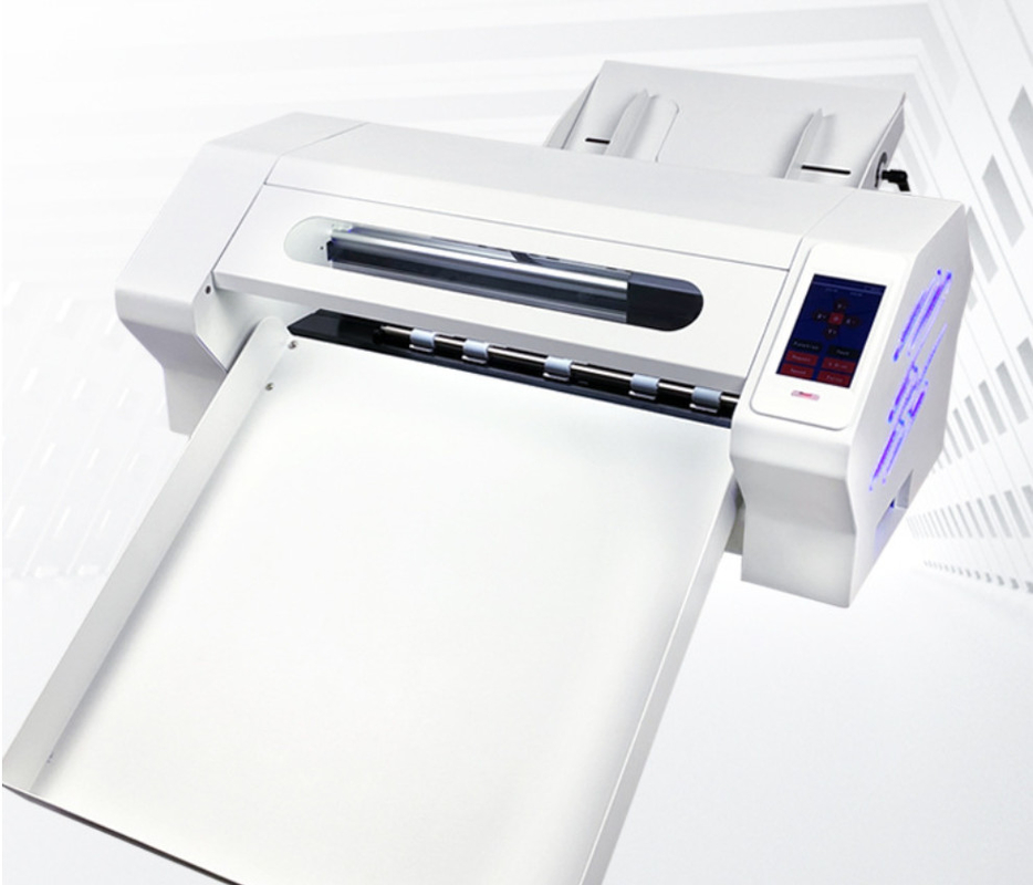 Automatische drukmachine voor het snelle snijden van etiketten en logo's